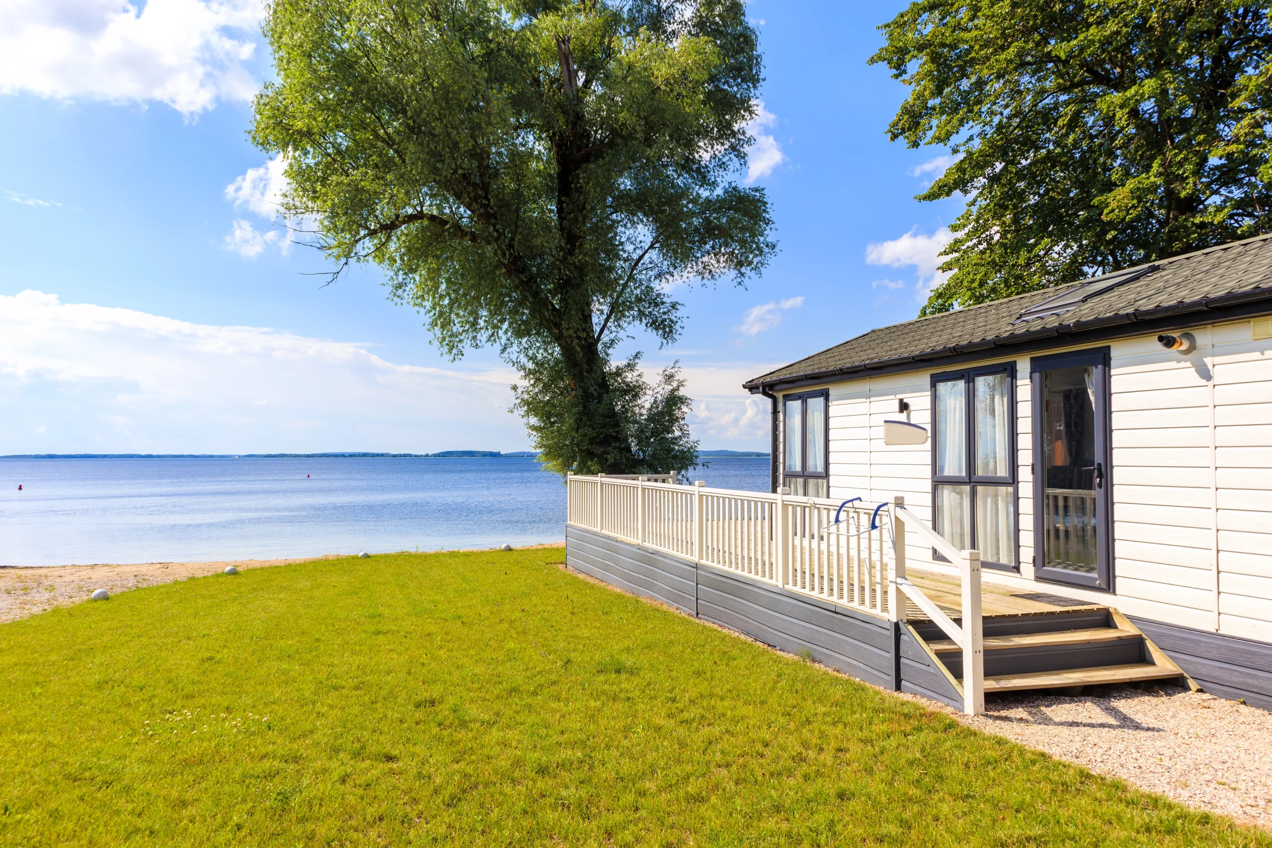 Budowa domu nad jeziorem w pierwszej linii brzegowej